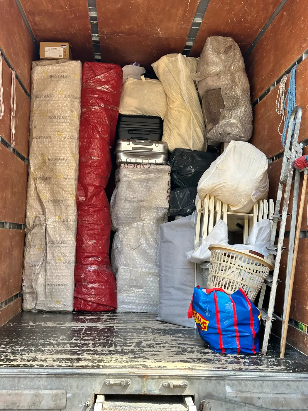 Beykoz nakliyat: kamyon kasasına yerleştirilmiş paketli eşyalar