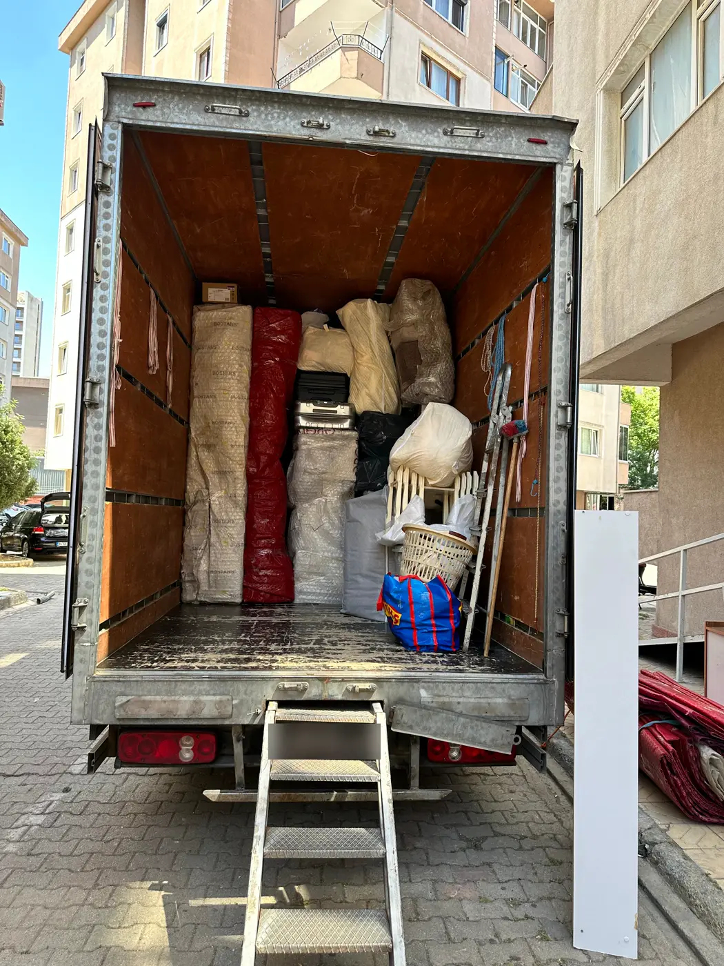 Beykoz nakliyat: yüklemesi tamamlanmış kapalı kasa kamyon